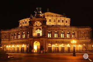 Semperoper Dresden bei Nacht